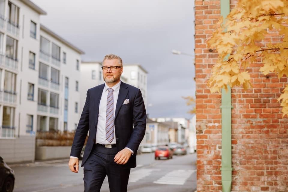 Pertti Kuikka kävelemässä kadulla Lahdessa